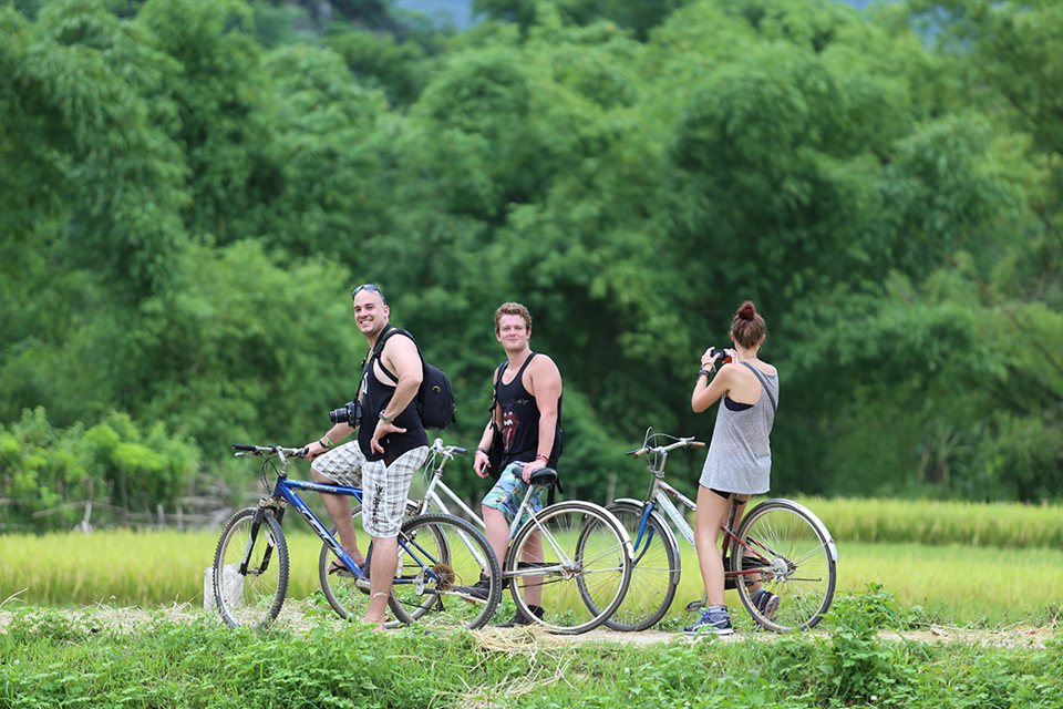 Du khách đạp xe thăm bản làng Mai Châu